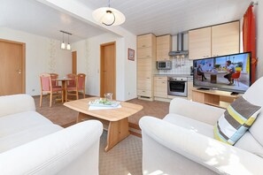 Wohnzimmer mit integriertem Küchenbereich