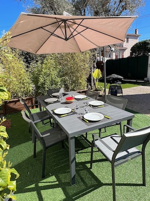 Tout est prêt pour le déjeuner avec vue sur le jardin