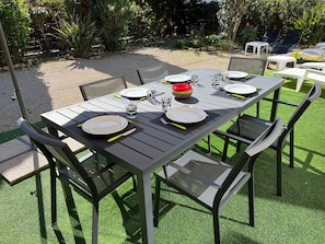 Tout est prêt pour le déjeuner avec vue sur le jardin