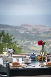 Fantástico apartamento con vistas al mar en excelente ubicación.