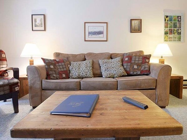 SWP Beaver Village 1821 Living room sofa
