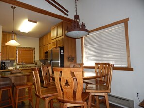 StayWinterPark-Beaver-Village-Condos-dining-table unit 131