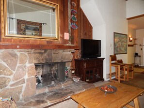 StayWinterPark-Beaver-Village-Condos-TV-and-fireplace-in-living-room unit 131