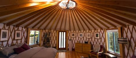 Sleep in the round/cozy beautiful Yurt