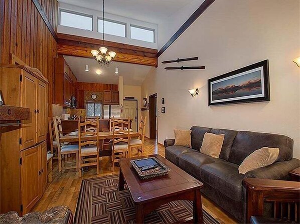 StayWinterPark_BeaverVillage_LivingRoom1_Unit1734