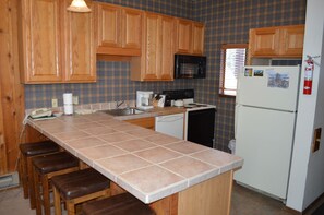StayWinterPark Beaver Village Condos ktchen unit 834