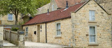 Mason's Cottage is a former stonemason's workshop that has been beautifully renovated