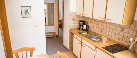 Mayerhaus Wohnung 6, Ferienwohnung für 5 Personen-Küche mit Essplatz