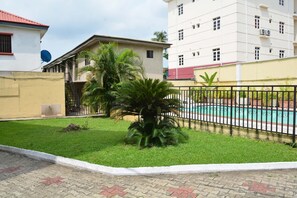 Vista frontal de la propiedad
