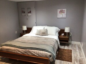 1st bedroom, with comfortable queen bed. 