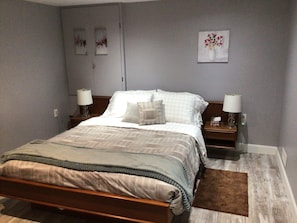 1st bedroom, with comfortable queen bed. 