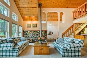 Living Room | 1st Floor | Free WiFi | Smart TV | Wood-Burning Fireplace