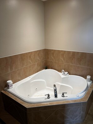 Master ensuite, with double jacuzzi and shower.