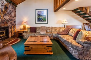 Living Room / Flat Screen TV / DVD Player / Wood Burning Fireplace / Queen Sleeper Sofa