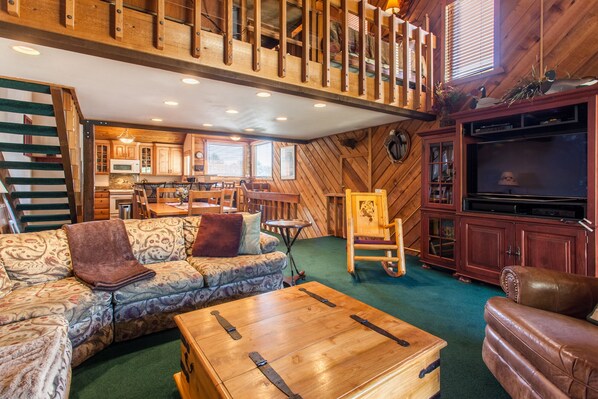 Living Room / Flat Screen TV / DVD Player / Wood Burning Fireplace / Queen Sleeper Sofa