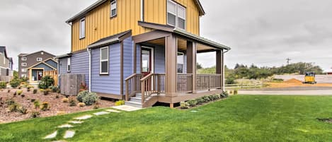 Ocean Shores Vacation Rental | 2BR | 2.5BA | 1,130 Sq Ft | 3 Stairs Required