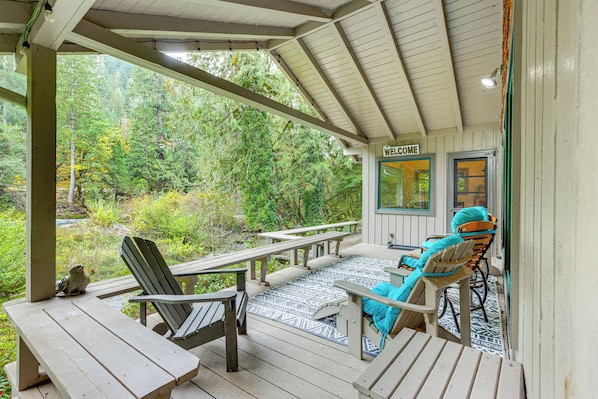Mckenzie Bridge Vacation Rental | 2BR | 2.5BA | 954 Sq Ft | 3 Steps to Enter