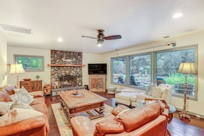 Living Room | Central Heating | Free WiFi