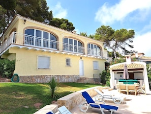 Terrasse et piscine