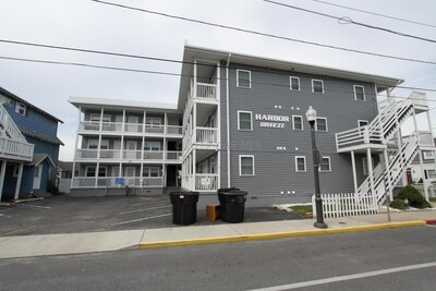 Newly remodeled Condo w/ pool/parking! Walk to beach/boardwalk!!