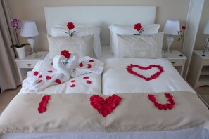 The room can be set you with romantic messages, as you wish.