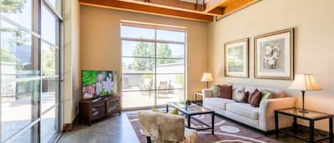 Your home away from home 

"Immaculate home with beautiful views. Everything we needed was at our airbnb...super convenient to shopping stores..." -Lilly (Nov 2019)