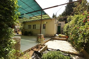 courtyard (house and surroundings)