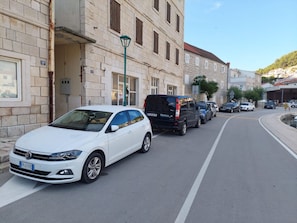 parking (house and surroundings)