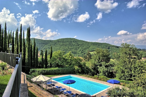 Eigentum, Schwimmbad, Natürliche Landschaft, Grundeigentum, Haus, Himmel, Estate, Freizeit, Gras, Baum