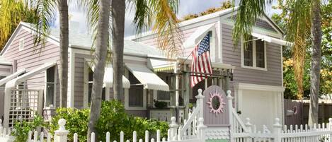 Downtown Lavender House Palm Beach meets Nantucket in historic Parrot Cove 