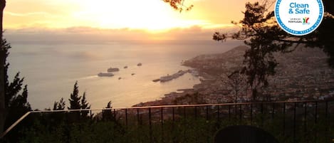 Vue depuis le jardin, coin repas privé de l'appartement barbecue