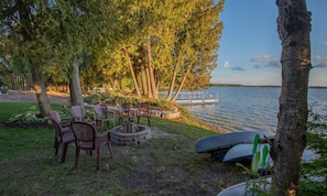 3 kayaks and a canoe supplied for you to enjoy the lake.