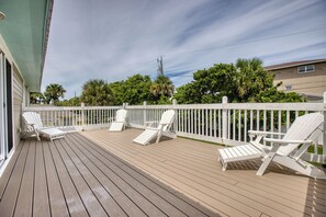 The upper deck has seating for 4 and overlooks the pool.