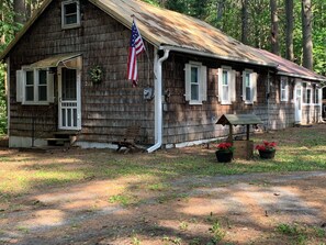 Loveshack -3 bdrm, 1 bath, large family room, private yard, firepit, lake access