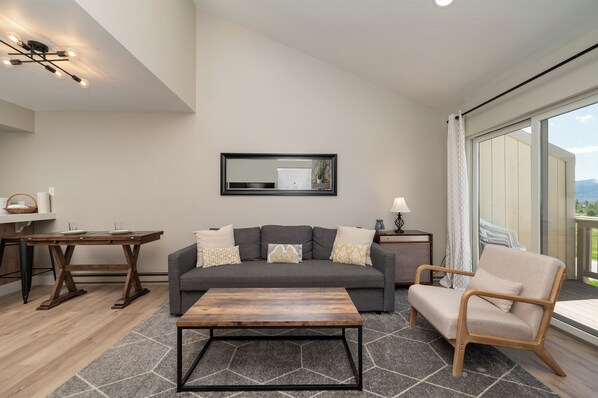 SWP Meadow Ridge 18-11 sitting area