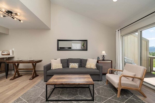 SWP Meadow Ridge 18-11 sitting area