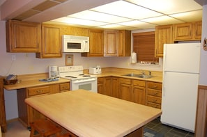 StayWinterPark-Hi-Country-Haus-Kitchen unit 2201