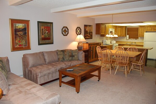 StayWinterPark-Hi-Country-Haus-Living Room (2) unit 2201
