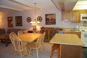StayWinterPark-Hi-Country-Haus-Dining Area unit 2201