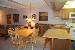 StayWinterPark-Hi-Country-Haus-Dining Area unit 2201