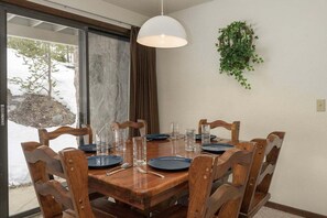SWP Hideaway Village Alpine 4 dining area