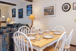 SWP Hi Country Haus 1913 dining area