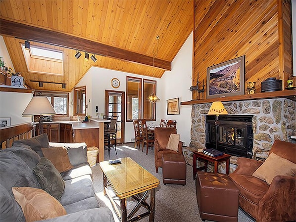 StayWinterPark_KingsCrossing_LivingRoom2_Unit4