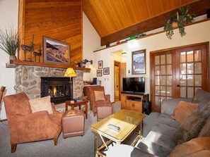 StayWinterPark_KingsCrossing_LivingRoom1_Unit4