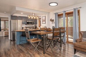 SWP Hi Country Haus 2506 dining area