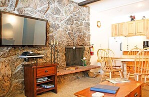 StayWinterPark_HiCountryHaus_LivingArea2_Unit705
