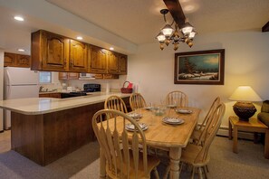 SWP Hi Country Haus unit 2111 dining area