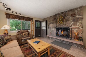 SWP Hi Country Haus 1515 living room fireplace and TV