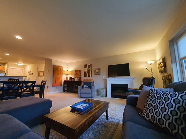 Comfy sectional, fireplace, 4k tv, 2 recliners, view, spacious and stocked