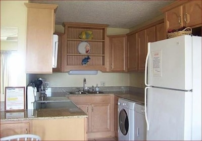 Fully Equipped Kitchen w/Private Washer and Dryer